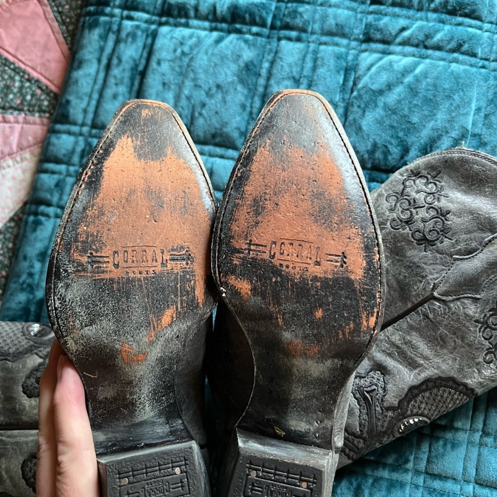 Corral Embroidered Skull Boots - image 4